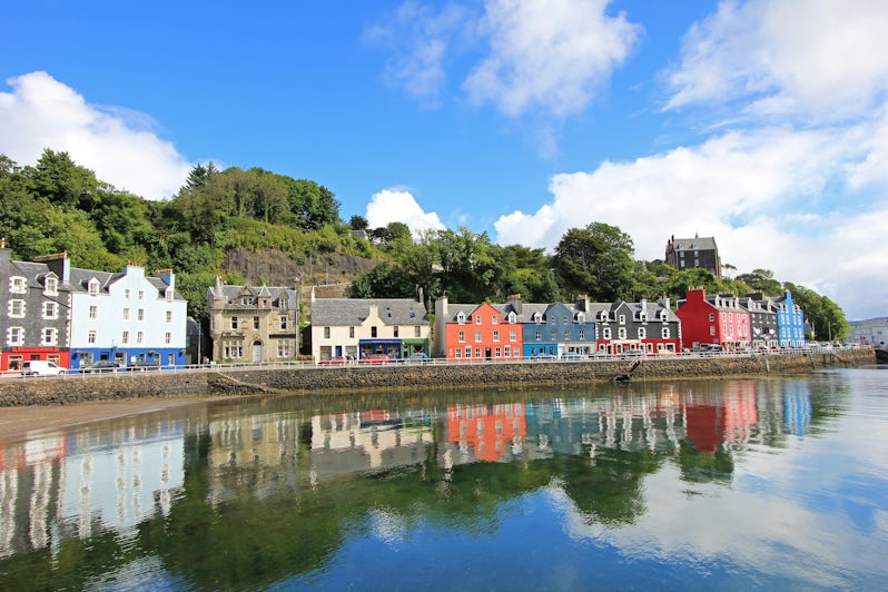 Colorful homes on the coast of Tobermory, capital of the Isle of Mull in the Scottish Inner Hebrides, Scotland, United Kingdom (Photo: reisegraf.ch/Shutterstock)