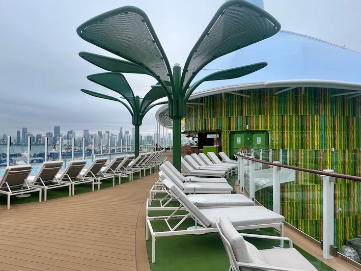 Cloud 17 sundeck on Icon of the Seas, near Lime and the Coconut (Photo: Chris Gray Faust)