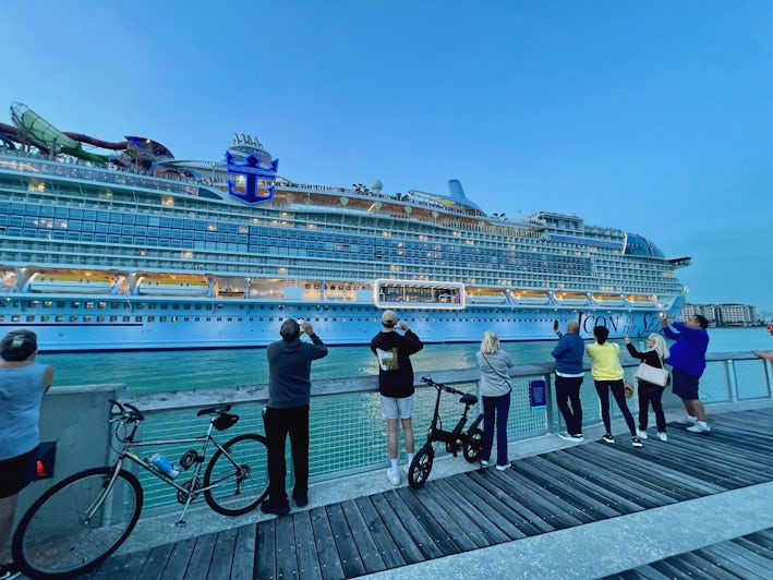 Royal Caribbean's Icon of the Seas coming into Miami (Photo: Chris Gray Faust)
