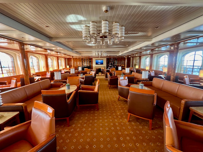 Lounge on Sea Cloud Spirit (Photo: Chris Gray Faust)