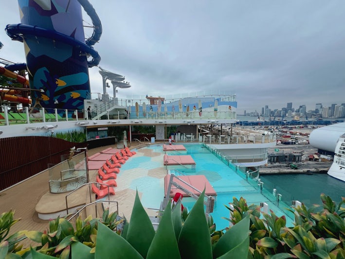 The Hideaway infinity pool on Icon of the Seas (Photo: Chris Gray Faust)
