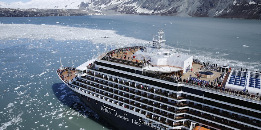 Cruise ship in Alaska (Photo: Holland America Line)