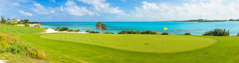 Coastal golf course in the Caribbean (Photo: BlueOrange Studio/Shutterstock.com)