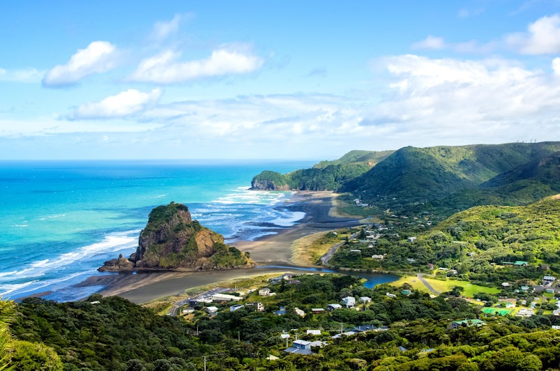 Piha Beach, West Coast in Auckland, New Zealand (Photo: gracethang2/Shutterstock)