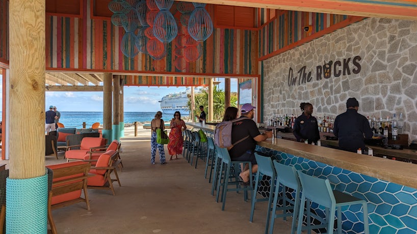 On the Rocks bar at Hideaway Beach at Perfect Day at CocoCay. (Photo: Colleen McDaniel)