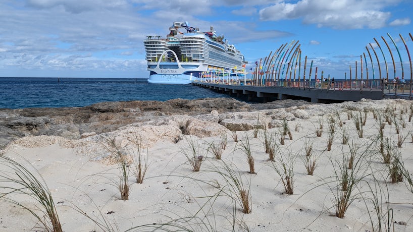 Icon of the Seas docked at Hideaway Beach at Perfect Day at CocoCay. (Photo: Colleen McDaniel)