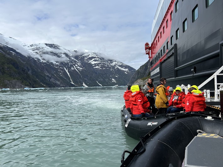 Zodiac tour in Tracy Arm on a cruise with Hurtigruten's MS Roald Amundsen. (Photo: Jorge Oliver)