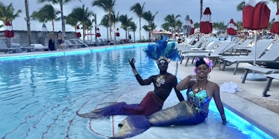 Mermaid and Merman at Virgin Voyages' Bimini Beach Club (Photo: Chris Gray Faust)