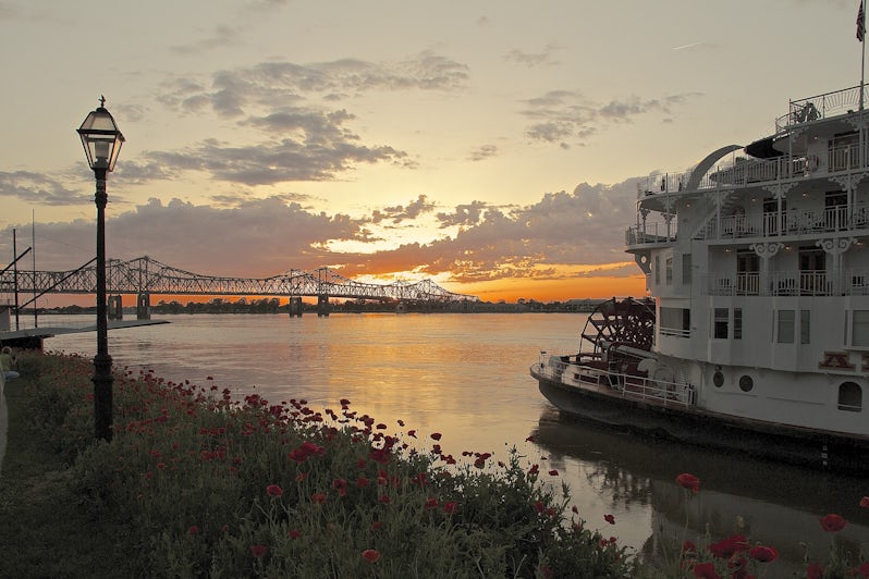 The Mississippi River at Natchez at sunset (Photo: David Sanchez/Flickr)