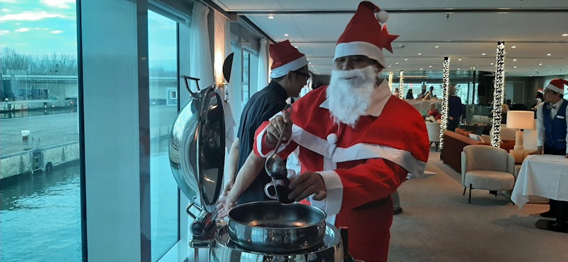 Santa pours punch onboard a Christmas Markets cruise on Amadeus Cara (Photo/Jeannine Williamson)