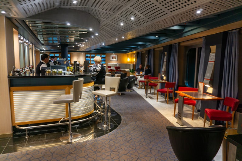 The Pinnacle Bar on Deck 2 is adjacent to the Pinnacle Grill (Photo: Aaron Saunders)