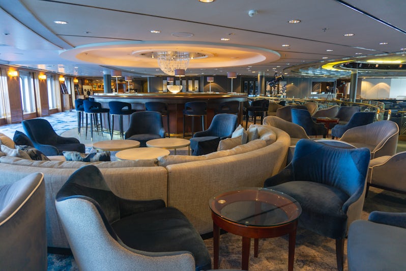 The Starlite Lounge on Deck 6 aboard Crystal Symphony is a great bar and show lounge (Photo: Aaron Saunders)