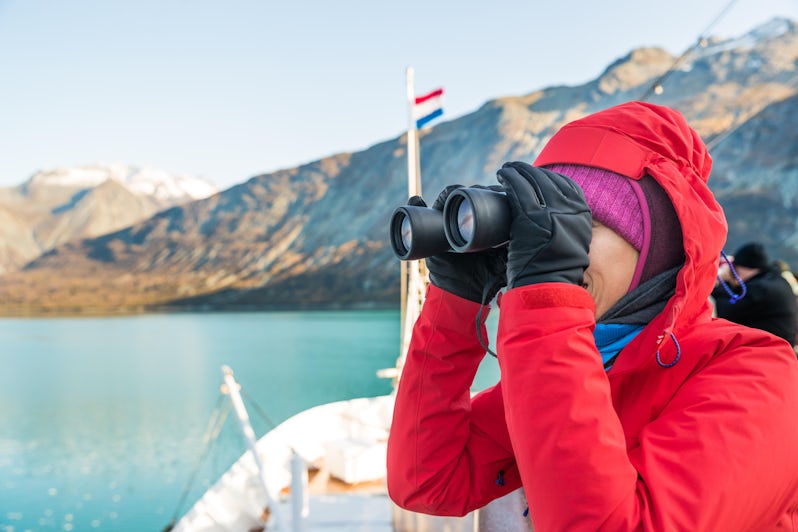 Cruise passenger using binoculars in Glacier Bay (Photo: Maridav/Shutterstock.com)