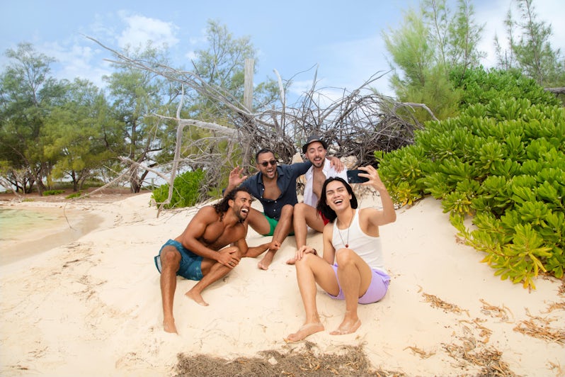 Friends take a selfie on the beach. (Photo: Naima Green/AIPP)