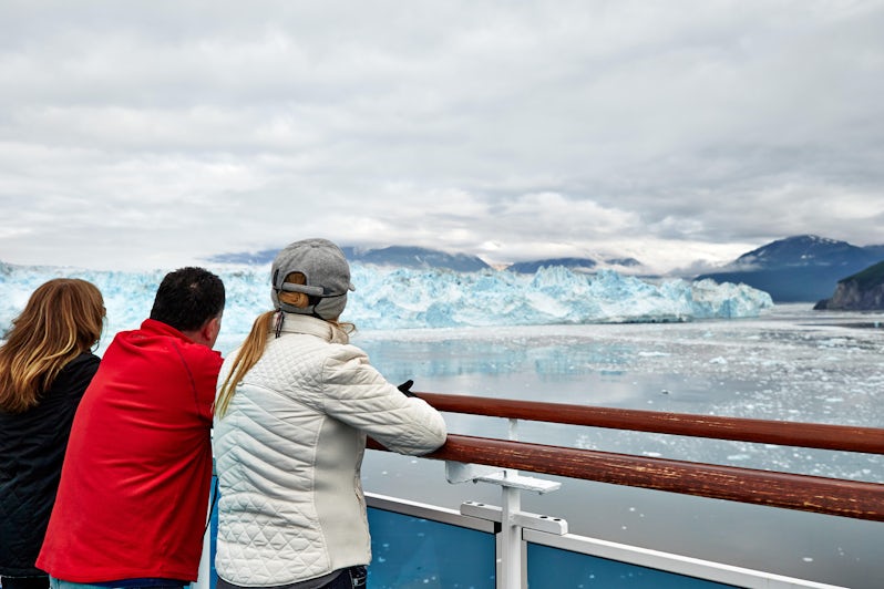 Passengers overlooking Glacier Bay in Alaska on a Princess Cruise (Photo: Princess Cruises)
