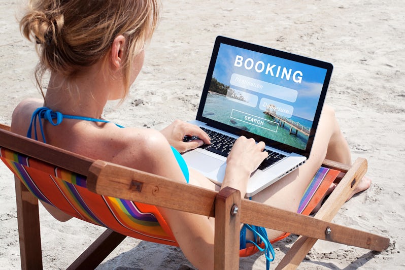 Booking Online for a Cruise (Photo: Song_about_summer/Shutterstock)