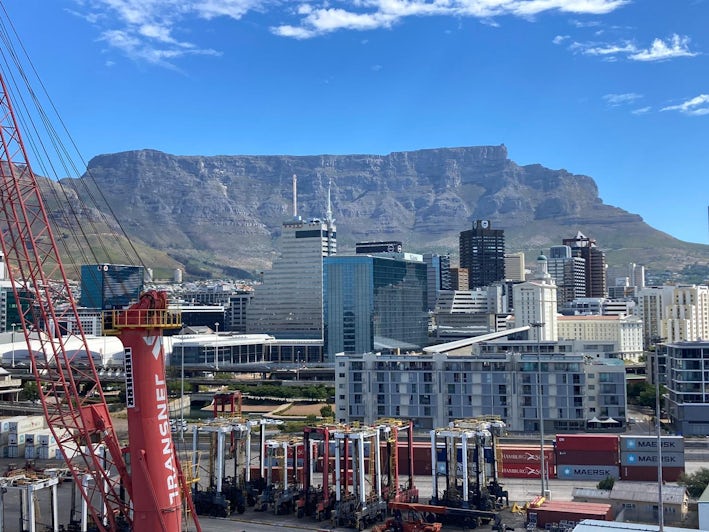 View of Table Mountain from V&A Waterfront (Photo Sara Macefield)