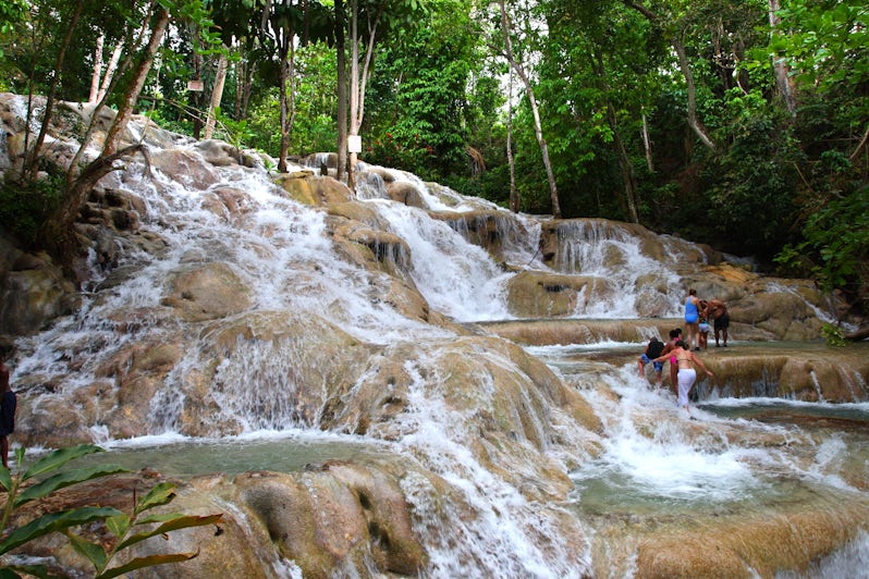 Hiking excursion at Dunn River Falls, Ocho Rios, Jamaica (Photo: CO Leong Shutterstock)