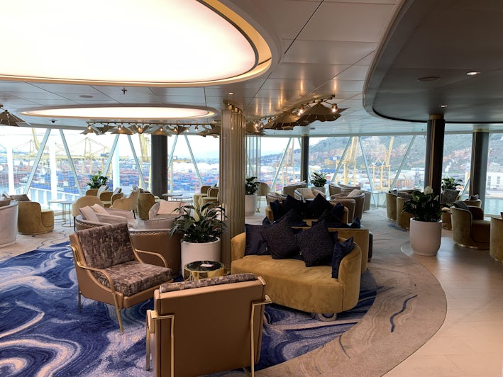 Suite Lounge on Wonder of the Seas (Photo by Adam Coulter/Cruise Critic)