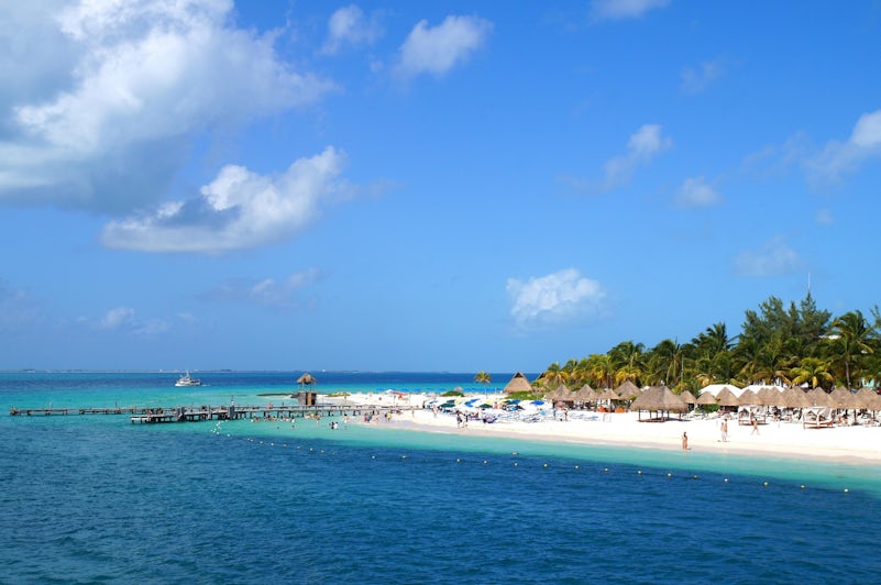 View of sunny Isla Mujeres, Mexico from the water (Photo: halfofmoon/Shutterstock.com)