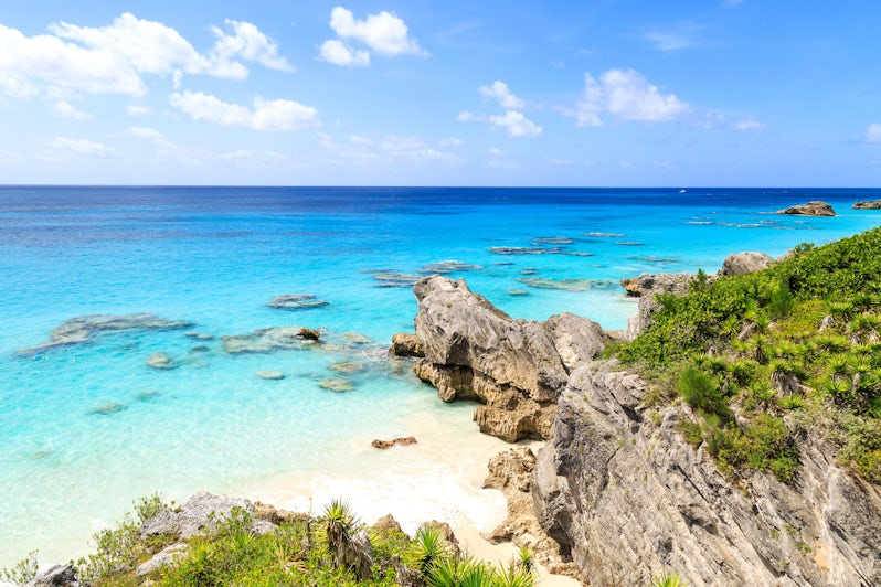 Rocky Coastline on Bermuda's Beach (Photo: Melanie Hobson/Shutterstock)