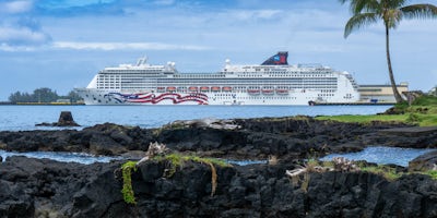 Pride of America alongside in Hilo, Hawaii (Photo: Aaron Saunders)