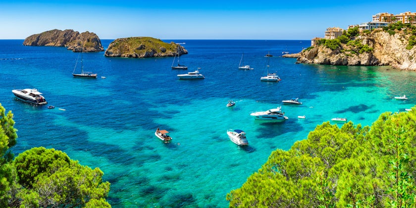 Best Months to Cruise the Mediterranean (Photo: vulcano/Shutterstock.com)