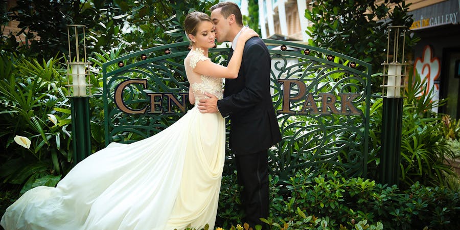 Married Couple in Central Park on Oasis of the Seas (Photo: Royal Caribbean International) Married Couple in Central Park on Oasis of the Seas (Photo: Royal Caribbean International)