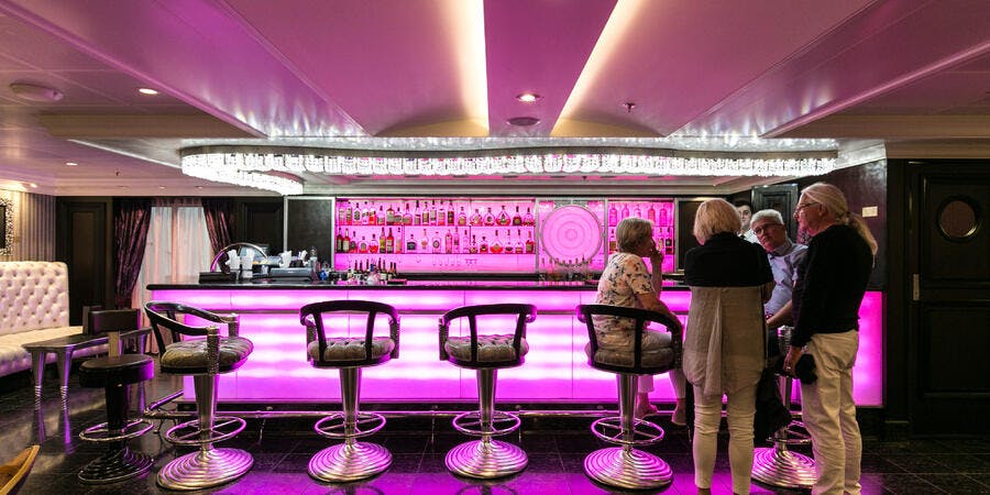 Casino Bar on Riviera (Photo: Cruise Critic) Casino Bar on Riviera (Photo: Cruise Critic)