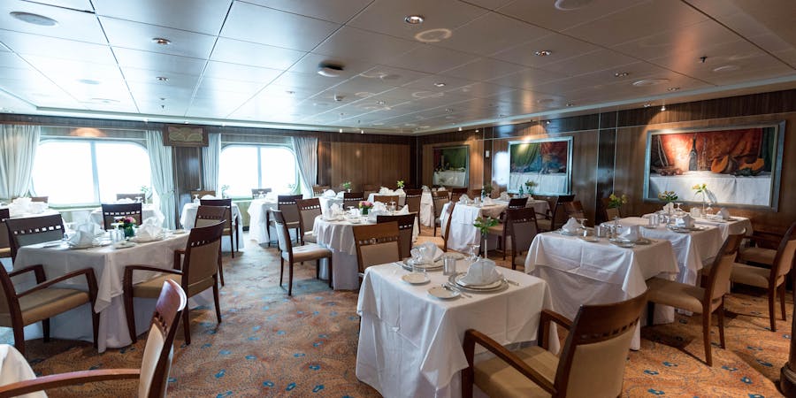 Britannia Club Restaurant on Queen Mary 2 (QM2) (Photo: Cruise Critic) Britannia Club Restaurant on Queen Mary 2 (QM2) (Photo: Cruise Critic)