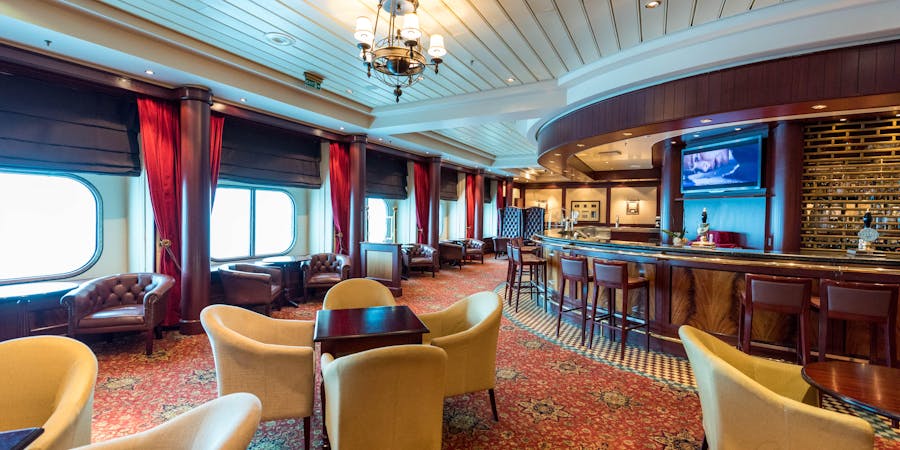Golden Lion Pub on Queen Mary 2 (QM2) (Photo: Cruise Critic) Golden Lion Pub on Queen Mary 2 (QM2) (Photo: Cruise Critic)