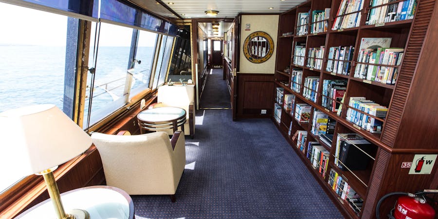 Library on National Geographic Islander (Photo: Cruise Critic) Library on National Geographic Islander (Photo: Cruise Critic)