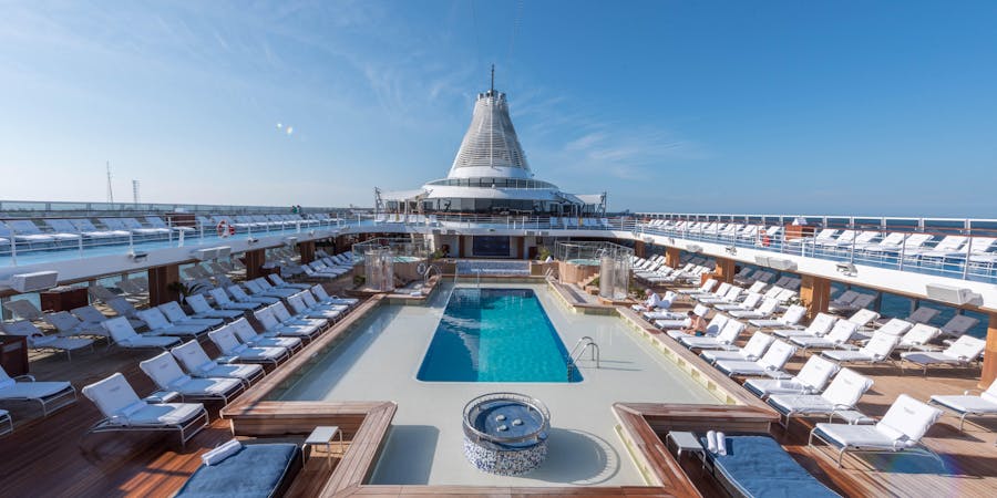 Oceania's Marina Pool (Photo: Cruise Critic) Oceania's Marina Pool (Photo: Cruise Critic)
