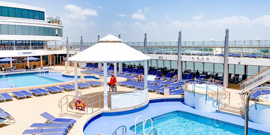 The pool deck on Norwegian Jewel (Photo: Rene Young) The pool deck on Norwegian Jewel (Photo: Rene Young)