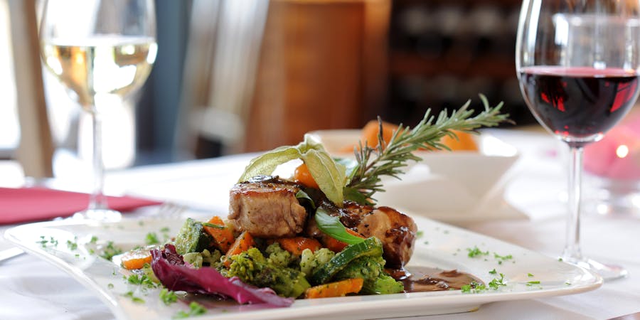 Fine Dining (Photo: Bevisphoto/Shutterstock) Fine Dining (Photo: Bevisphoto/Shutterstock)