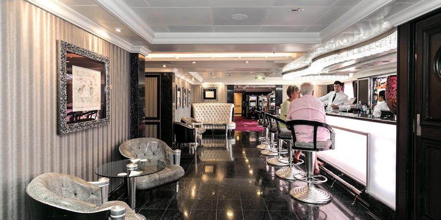 Grand Bar on Riviera (Photo: Cruise Critic) Grand Bar on Riviera (Photo: Cruise Critic)