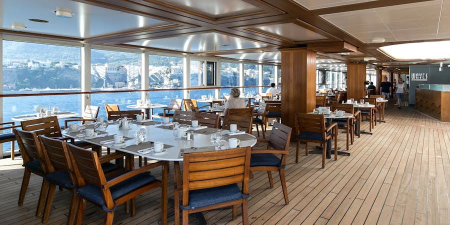 Waves Grill on Riviera (Photo: Cruise Critic) Waves Grill on Riviera (Photo: Cruise Critic)