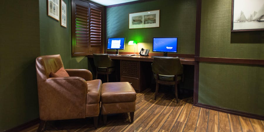 Library on Wind Star (Photo: Cruise Critic) Library on Wind Star (Photo: Cruise Critic)