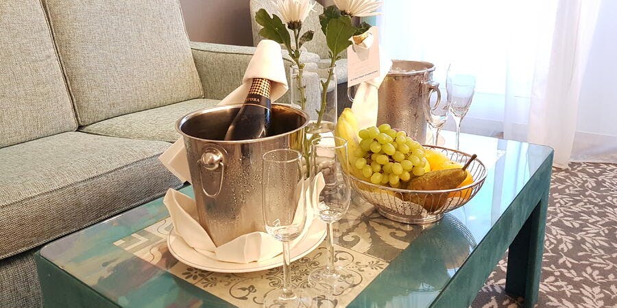 Fred. Olsen welcomed us aboard with a bottle of champagne and a fruit basket (Photo: Donna Dailey) Fred. Olsen welcomed us aboard with a bottle of champagne and a fruit basket (Photo: Donna Dailey)