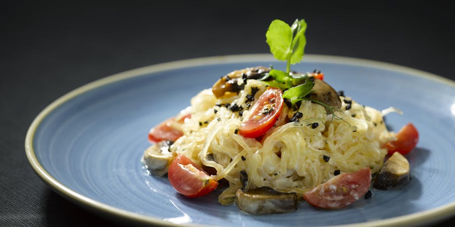 Plant-based cashew, mushrooms and kelp noodle salad (Photo: Oceania Cruises) Plant-based cashew, mushrooms and kelp noodle salad (Photo: Oceania Cruises)