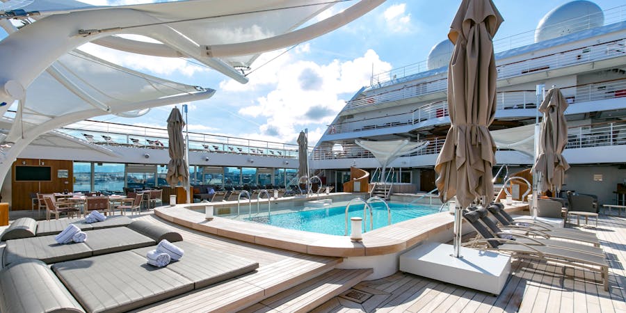 Main Pool on Seabourn Ovation (Photo: Cruise Critic) Main Pool on Seabourn Ovation (Photo: Cruise Critic)