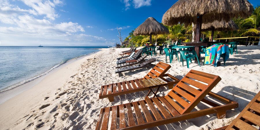 Cruise ships loan out beach towels for water-base shore excursions or shore-side relaxation (Photo:CAN BALCIOGLU/Shutterstock) Cruise ships loan out beach towels for water-base shore excursions or shore-side relaxation (Photo:CAN BALCIOGLU/Shutterstock)