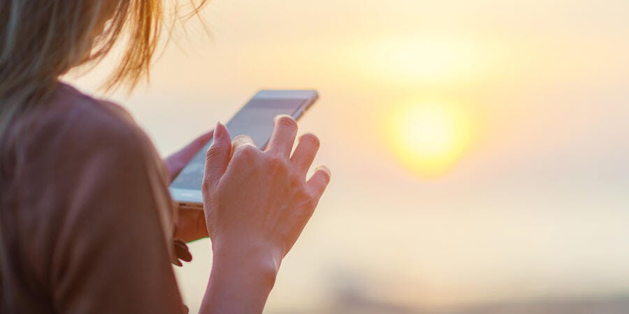 Connecting at Sea: Internet and Phone Use Onboard (Photo: tolotola/Shutterstock) Connecting at Sea: Internet and Phone Use Onboard (Photo: tolotola/Shutterstock)