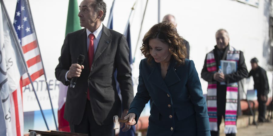 Madrina Francesca Giovagnoli, alongside Fincantieri’s Shipyard Director Giovanni Stecconi, cuts cord to release Champagne bottle (Photo: Regent Seven Seas Cruises) Madrina Francesca Giovagnoli, alongside Fincantieri’s Shipyard Director Giovanni Stecconi, cuts cord to release Champagne bottle (Photo: Regent Seven Seas Cruises)