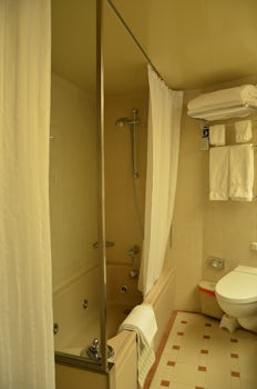 B67 Naples suite bathroom