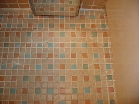 Bathroom floor Neptune Suite 7004