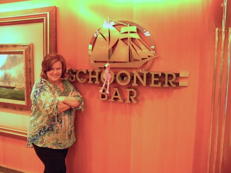 Linda headed into the Schooner Bar for a pre-dinner cocktail