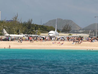excursion to watch the planes land on st maarten