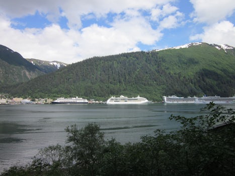 The Ms Amsterdam is the ship on the left in port at Juneau. I believe the R