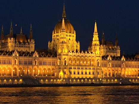 Capitol building in Budapest at night.